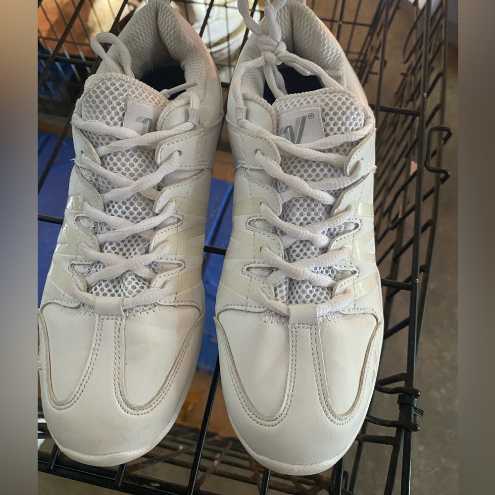 Womens Varsity cheer shoes size 8. Great condition.
